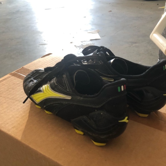 Women’s adidas soccer cleats - Picture 2 of 5